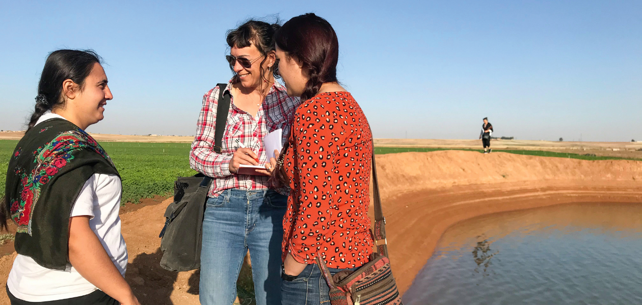 Corinne Morel Darleux (centre) au Rojava, en compagnie de femmes kurdes. ©