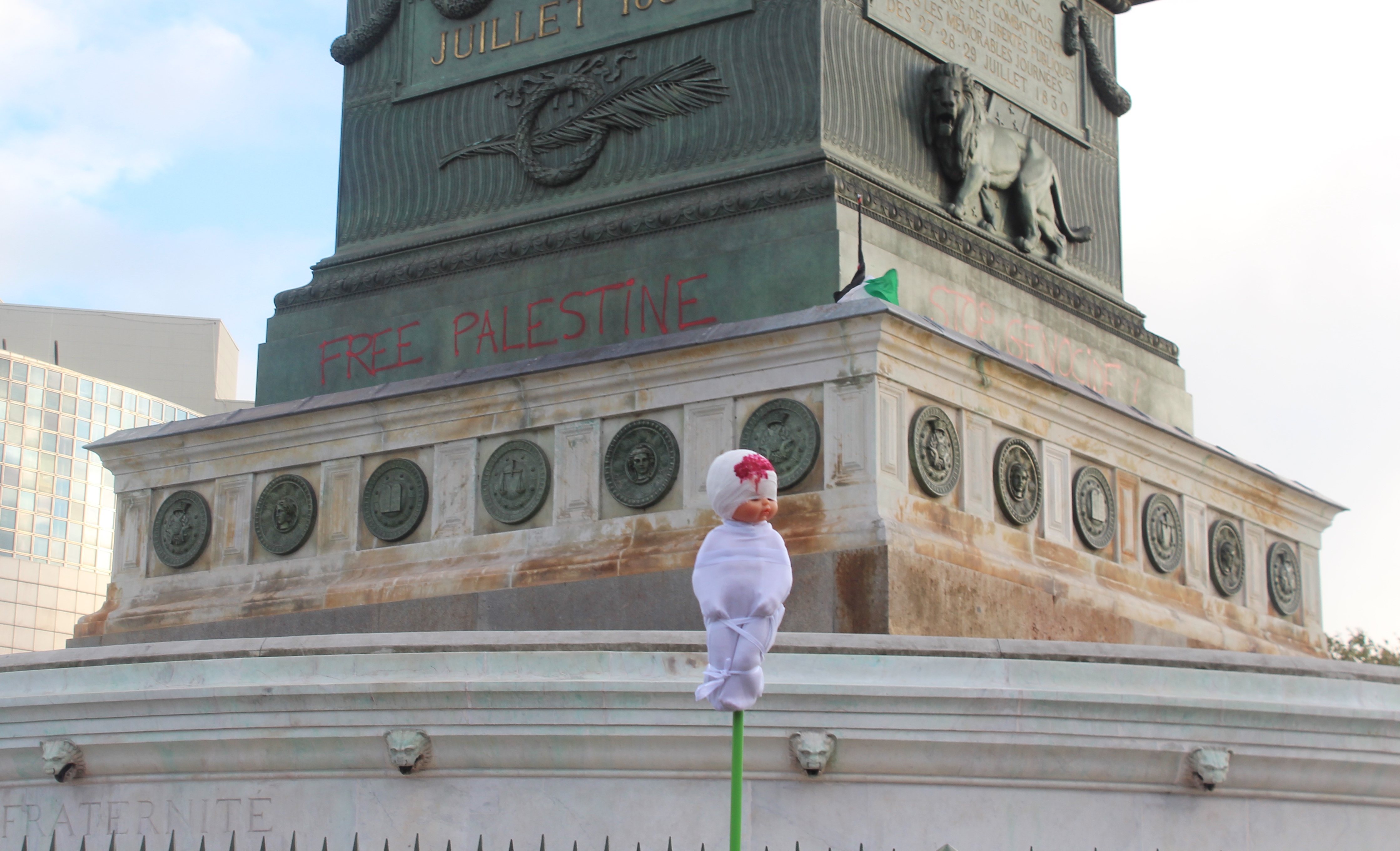 Une poupée enrobée d'un linceul est brandie place de la Bastille, à Paris, le 4 novembre 2023, lors d'une manifestation en soutien à la cause palestinienne.