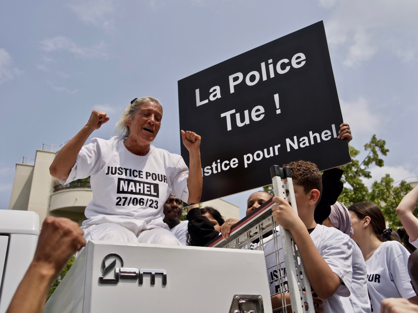 Mounia M., la mère de Nahel, le jeune tué lors d’un contrôle de police, pleure dans le cortège de la “marche blanche” organisée pour son fils et qui a réuni plus de 6 000 personnes à Nanterre (92), le 29 juin 2023. © Pierre Terraz pour PM