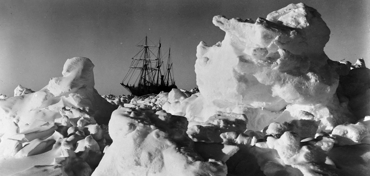 L’Endurance piégée par la banquise en Antarctique, en février 1915. © Digital Collections of the National Library of Australia