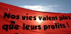 “Nos vies valent plus que leurs profits” : décryptage d’un slogan anticapitaliste… repris par Emmanuel Macron