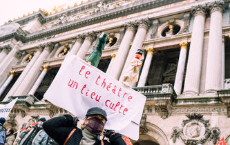 Pourquoi musées et théâtres restent-ils fermés quand les églises restent ouvertes ?