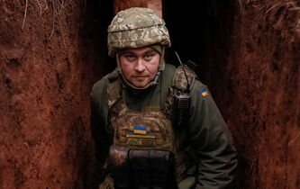 Un soldat ukrainien dans une tranchée près de Novolouhanske, dans l’est de l’Ukraine, le 22 février 2022, deux jours avant l’invasion par l’armée russe