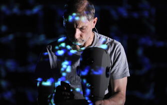 Le voyage imaginaire de Simon McBurney
