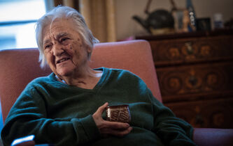 “La plus géniale, c’était elle !” L’artiste Etel Adnan vue par Yves Michaud