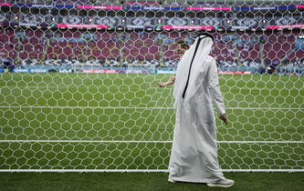 Coupe du monde de football au Qatar. Contrôle des filets de but avant le match entre le Qatar et l’Équateur au stade Al Bayt de Doha, le dimanche 20 novembre 2022