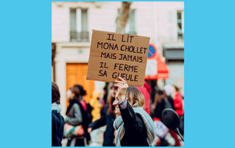 “Il lit Mona Chollet mais jamais il ferme sa gueule” : que veut dire cette pancarte féministe ?