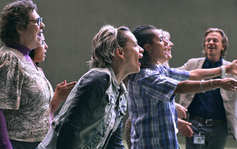 Trois raisons philosophiques d’être enchanté par “À l’ombre des filles”