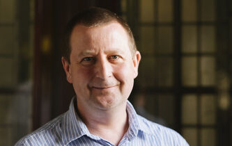 Julian Baggini : “Les épreuves que nous traversons révèlent autant l’incompétence de nos gouvernants que l’esprit du peuple britannique”