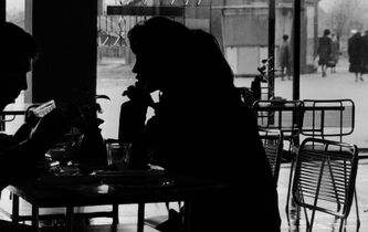 La fermeture des cafés, une nouvelle « tyrannie de l’intimité »