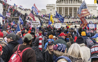 Après l’assaut du Capitole, le spectre d’une “déconsolidation démocratique” aux États-Unis