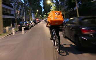Une journée à suivre un livreur à vélo